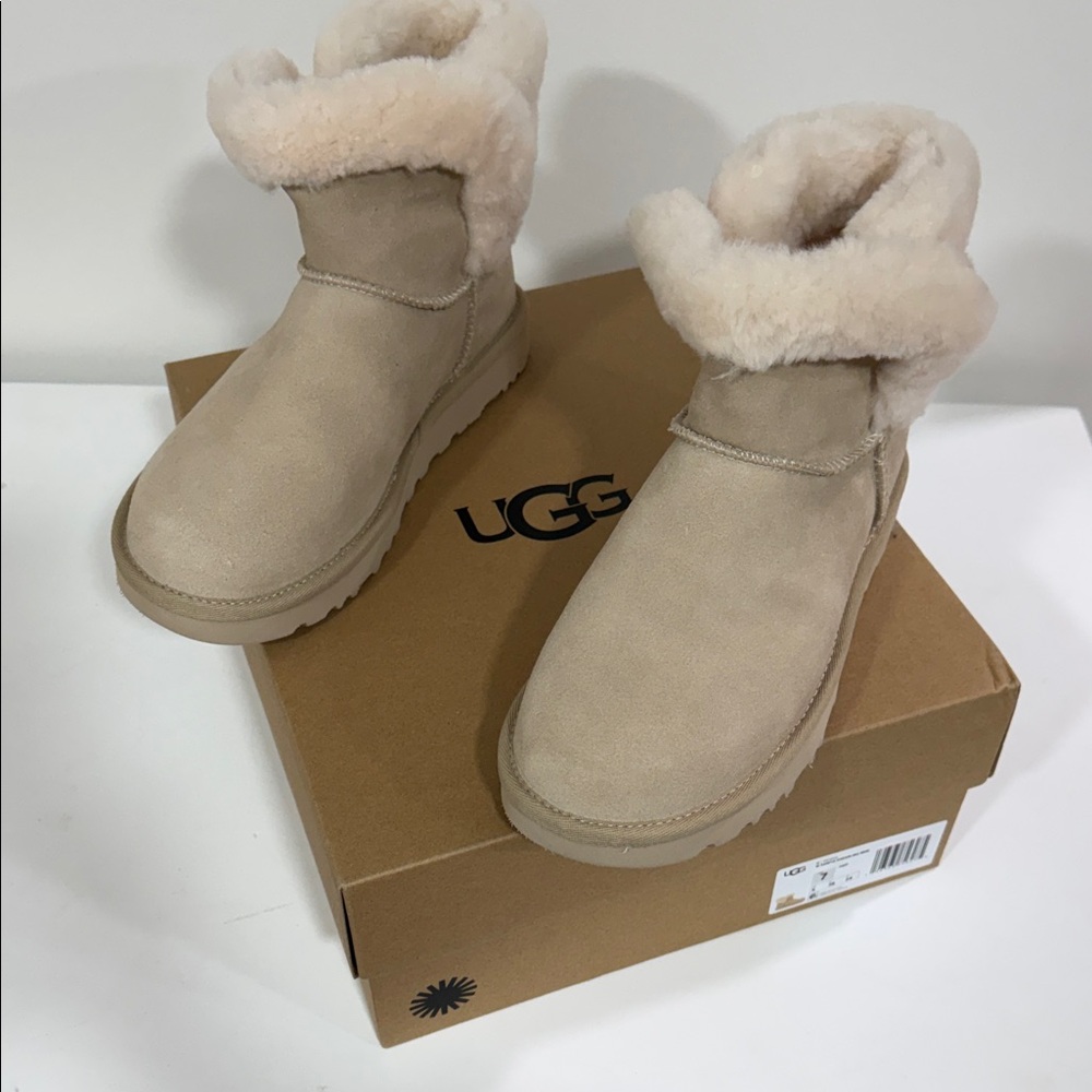 UGG Women's Saniya Shearling Mini Boots Beige Sheepskin Sz 7